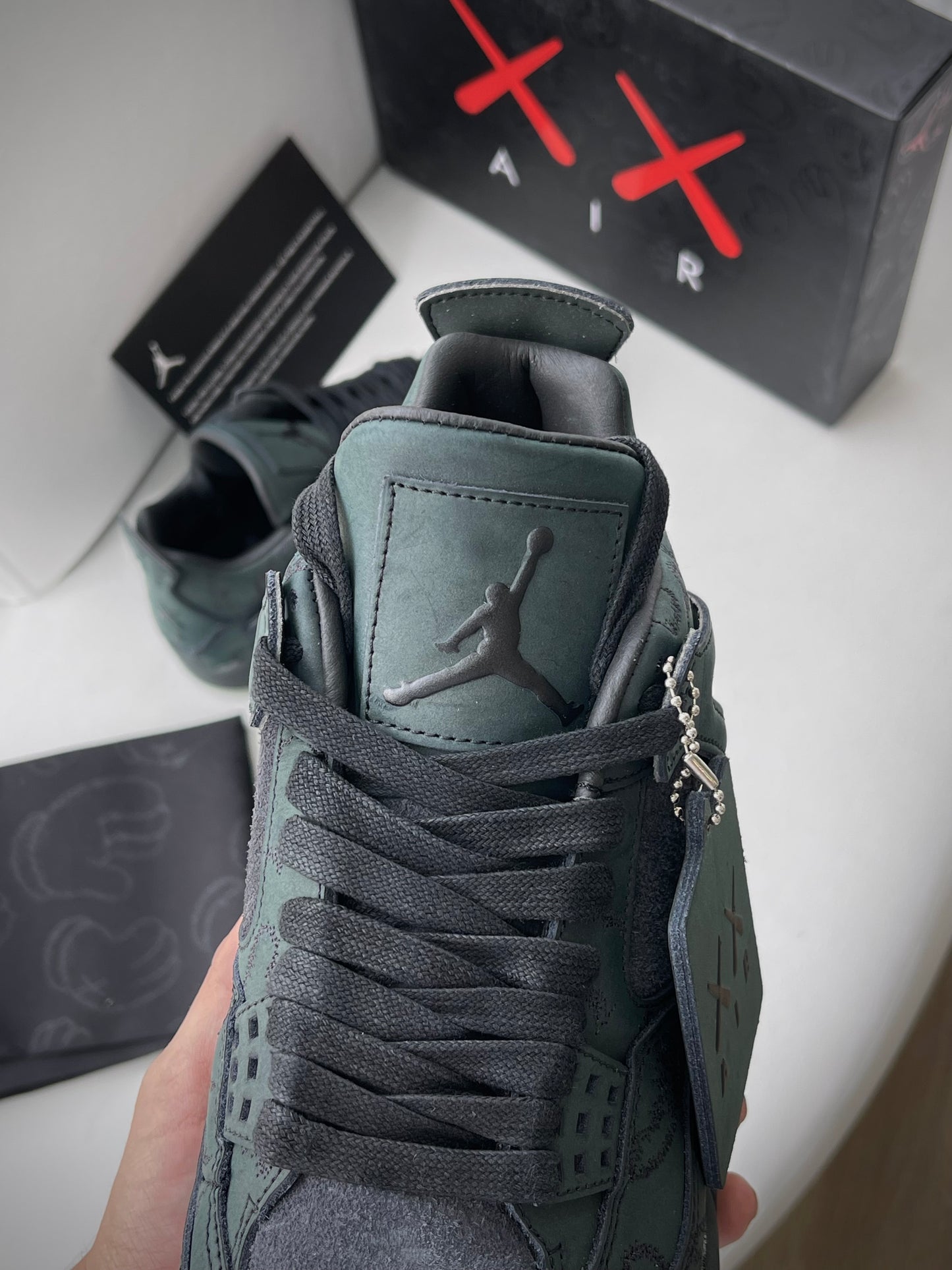 Jordan 4 x Kaws