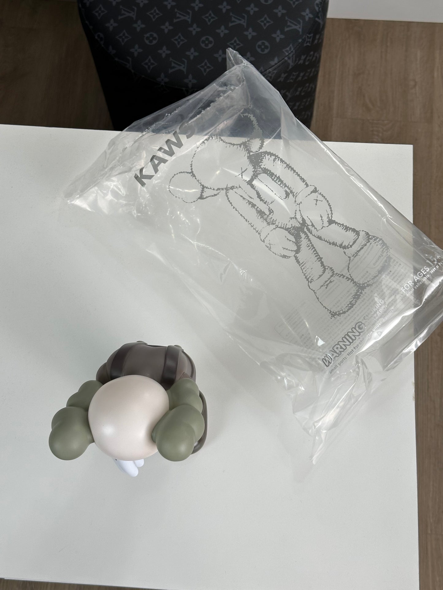 KAWS small lie 27 cm