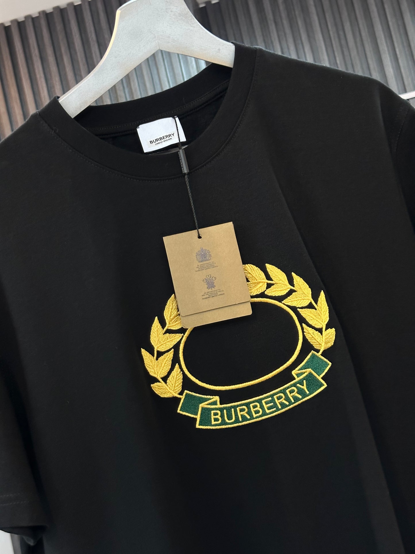 Burberry laurel tee bordada