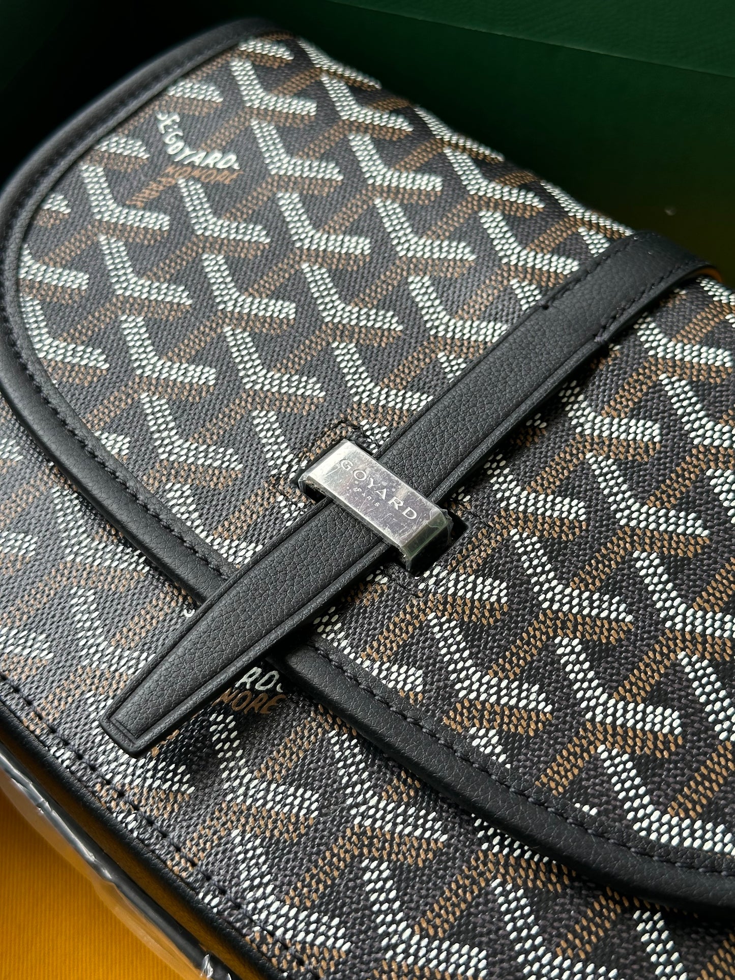 Goyard messenger