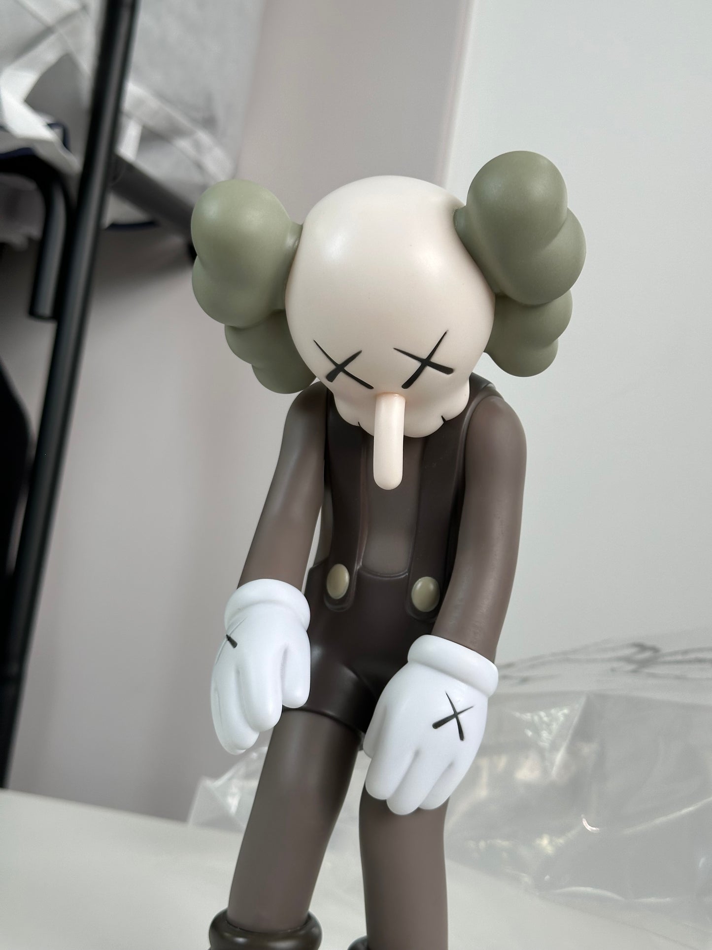 KAWS small lie 27 cm