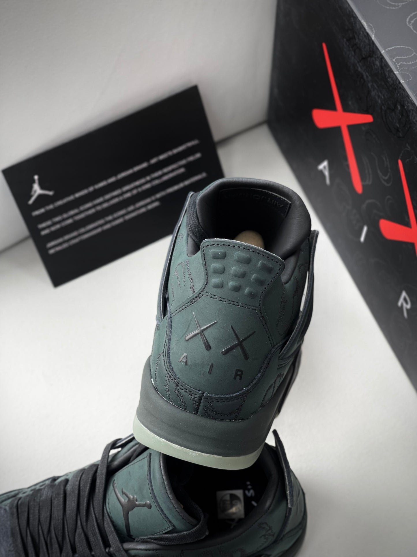 Jordan 4 x Kaws
