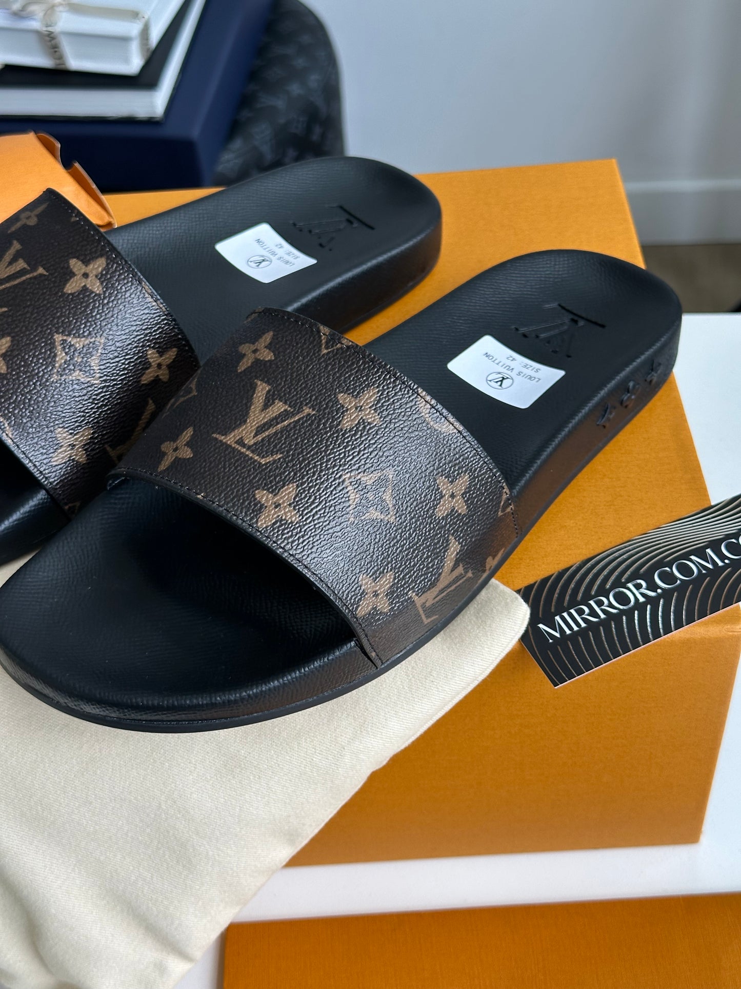 Slides monogram cuero