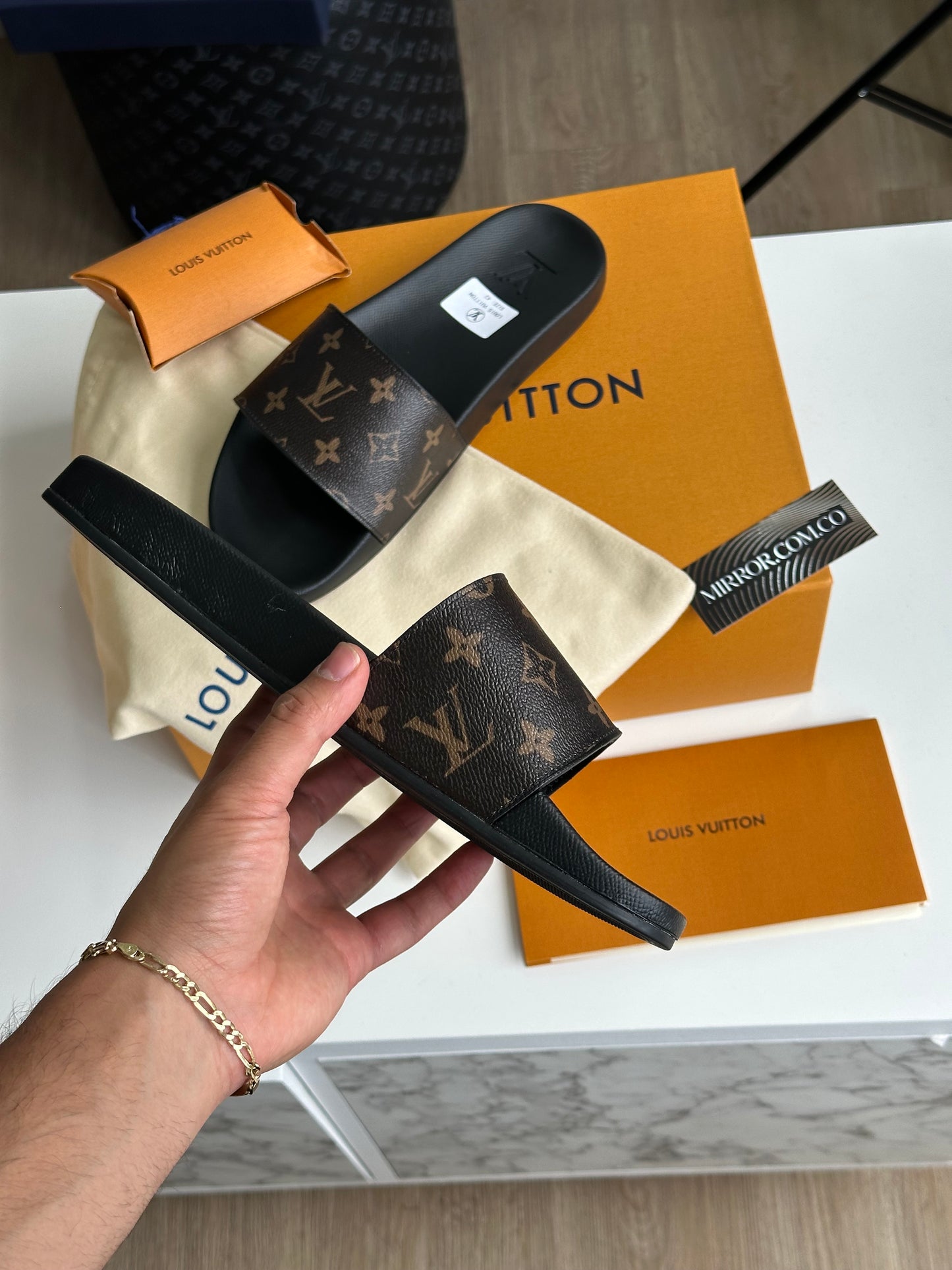 Slides monogram cuero