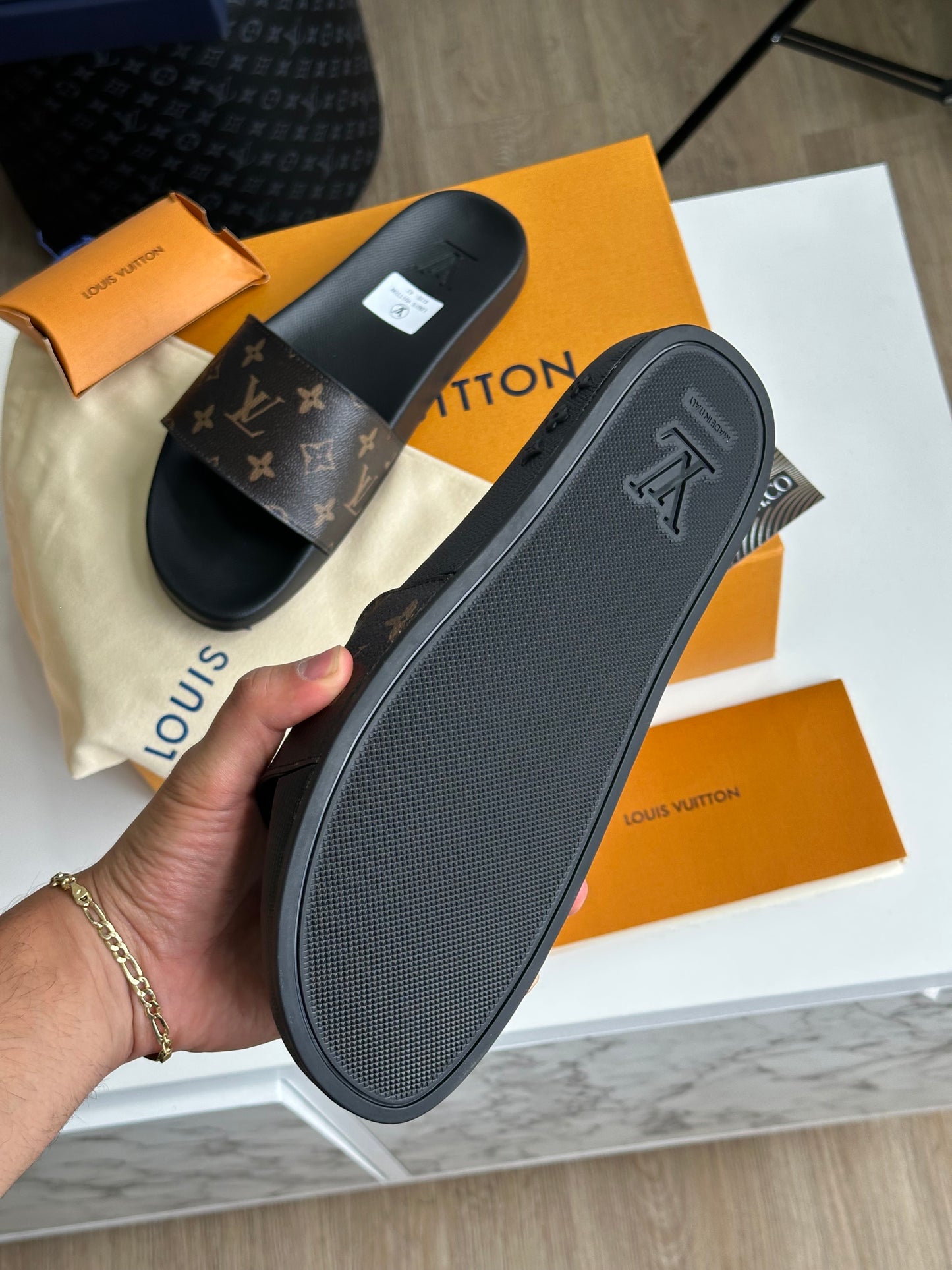 Slides monogram cuero