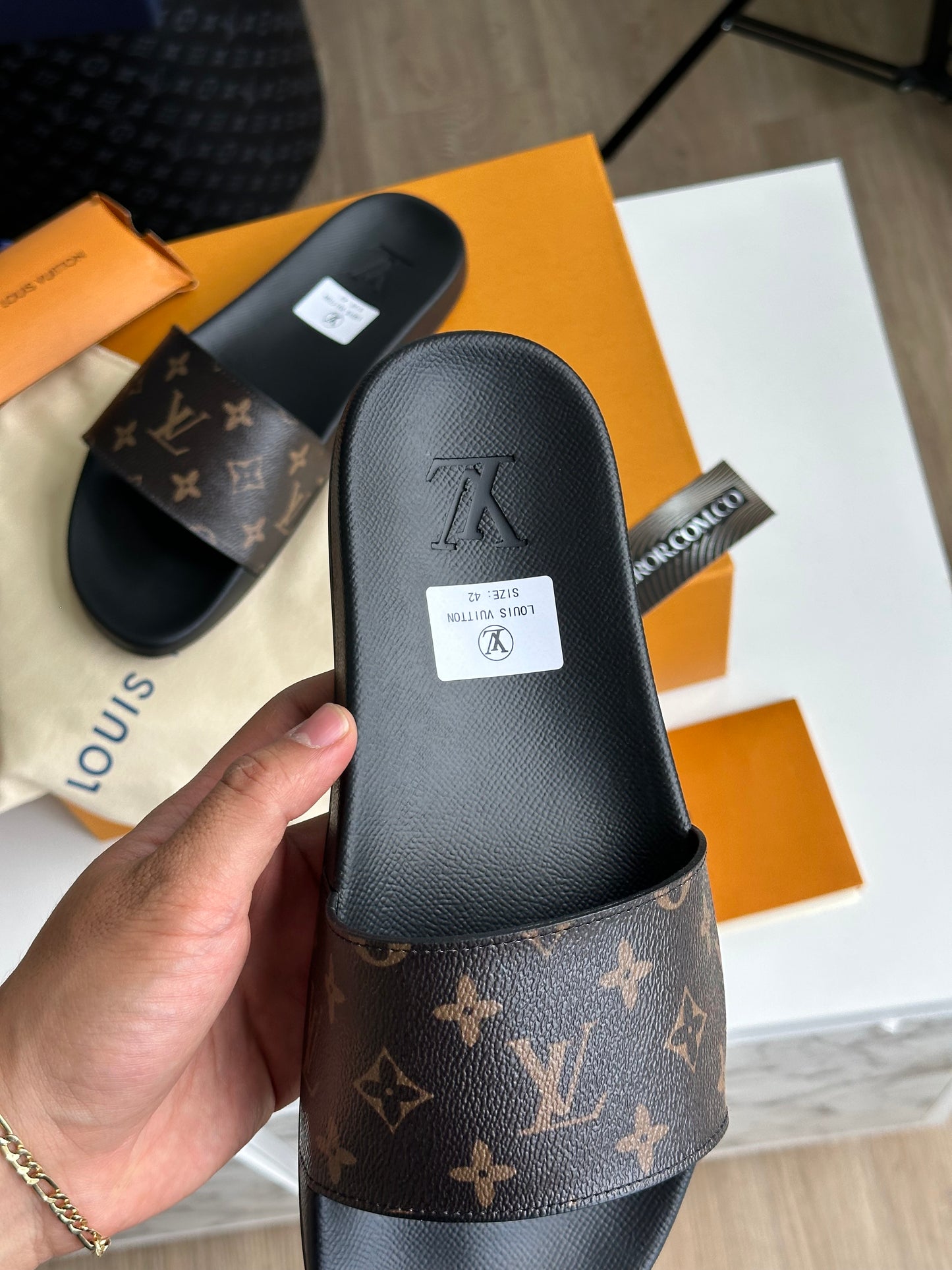 Slides monogram cuero