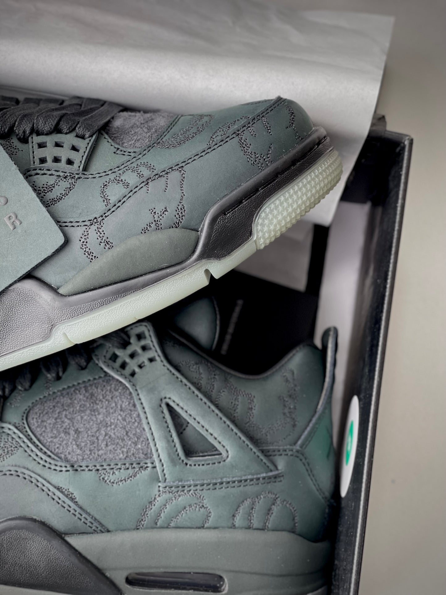 Jordan 4 x Kaws