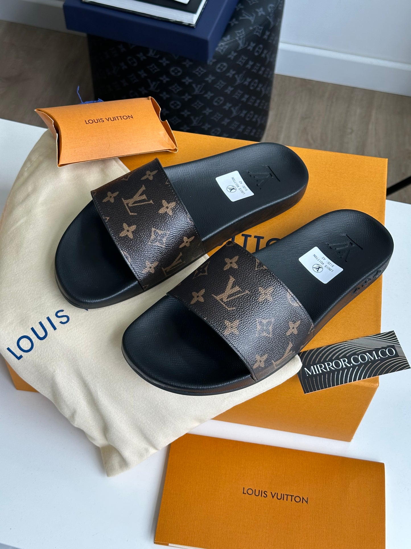 Slides monogram cuero