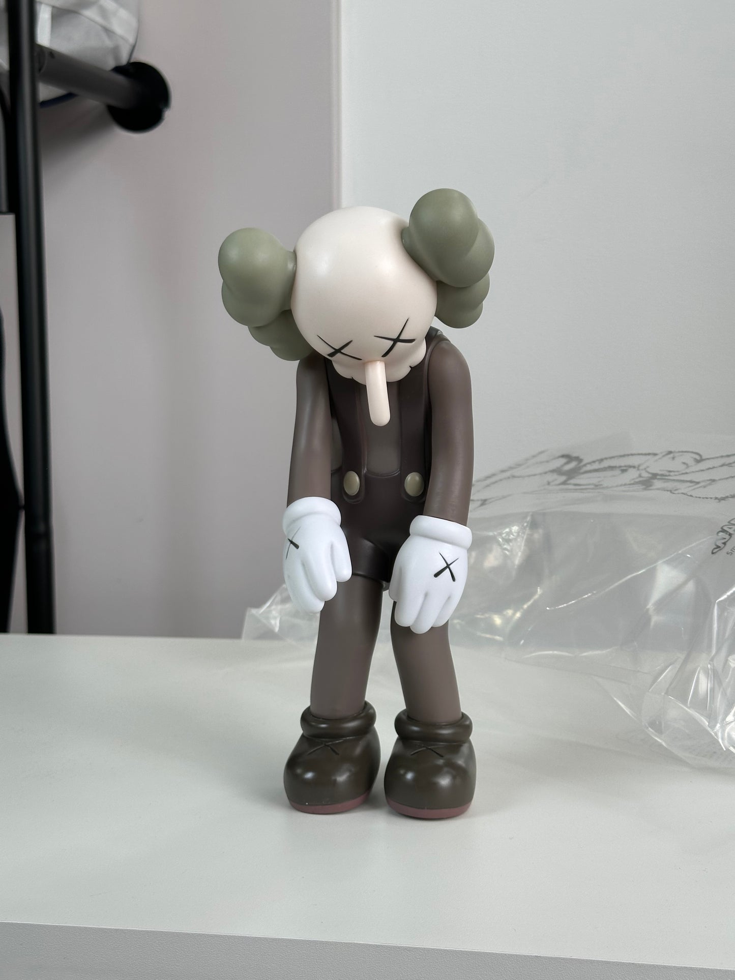 KAWS small lie 27 cm