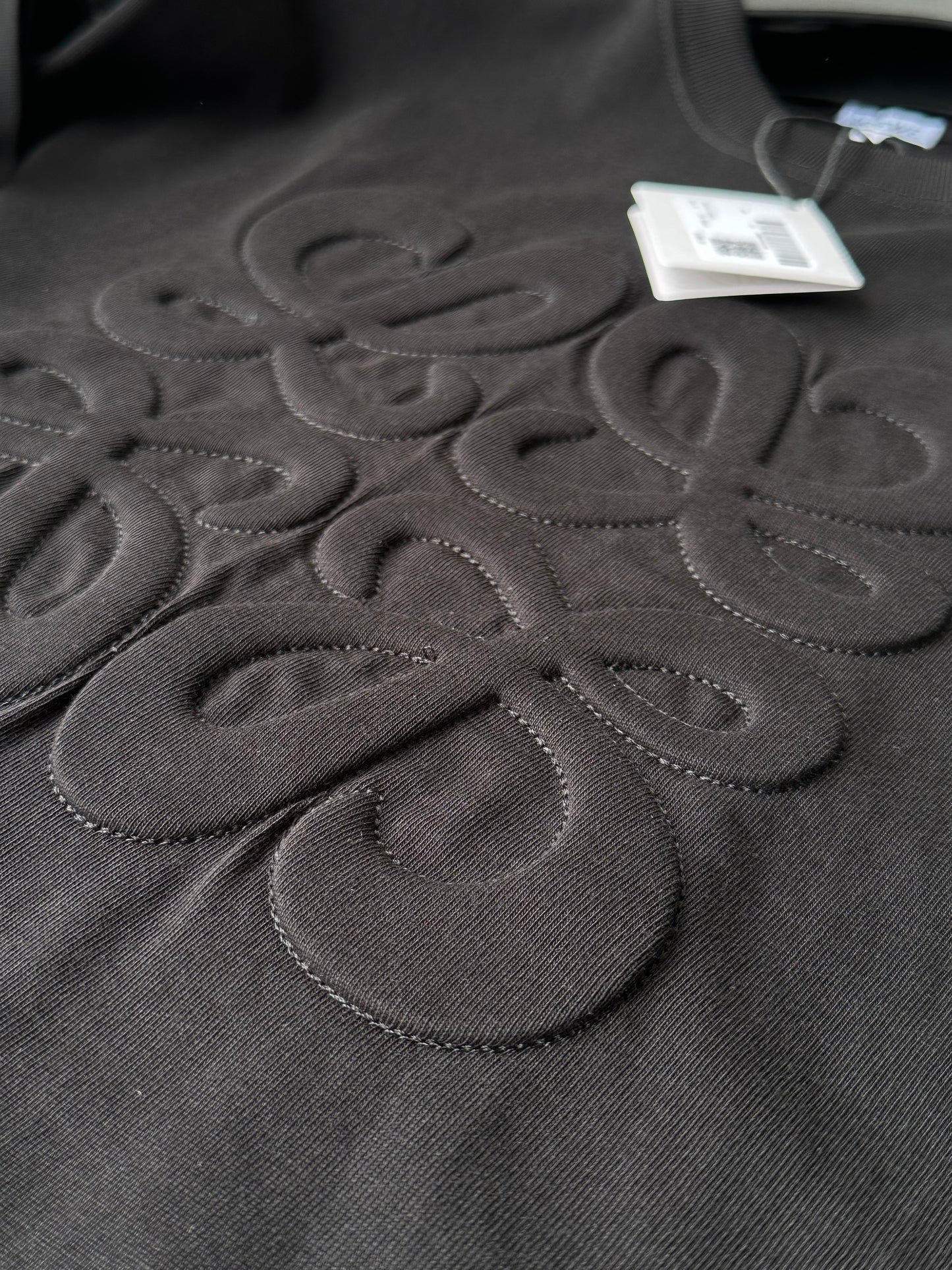 Loewe alto relieve logo