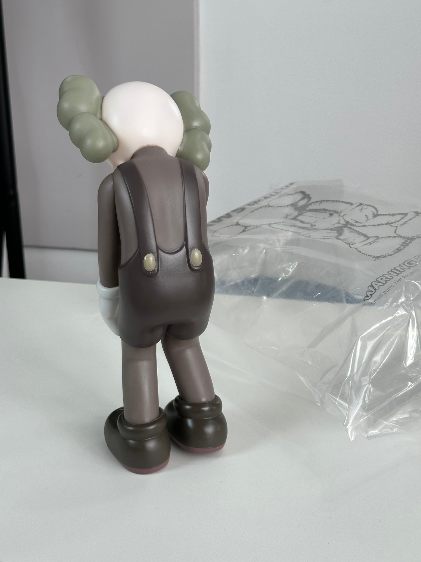 KAWS small lie 27 cm