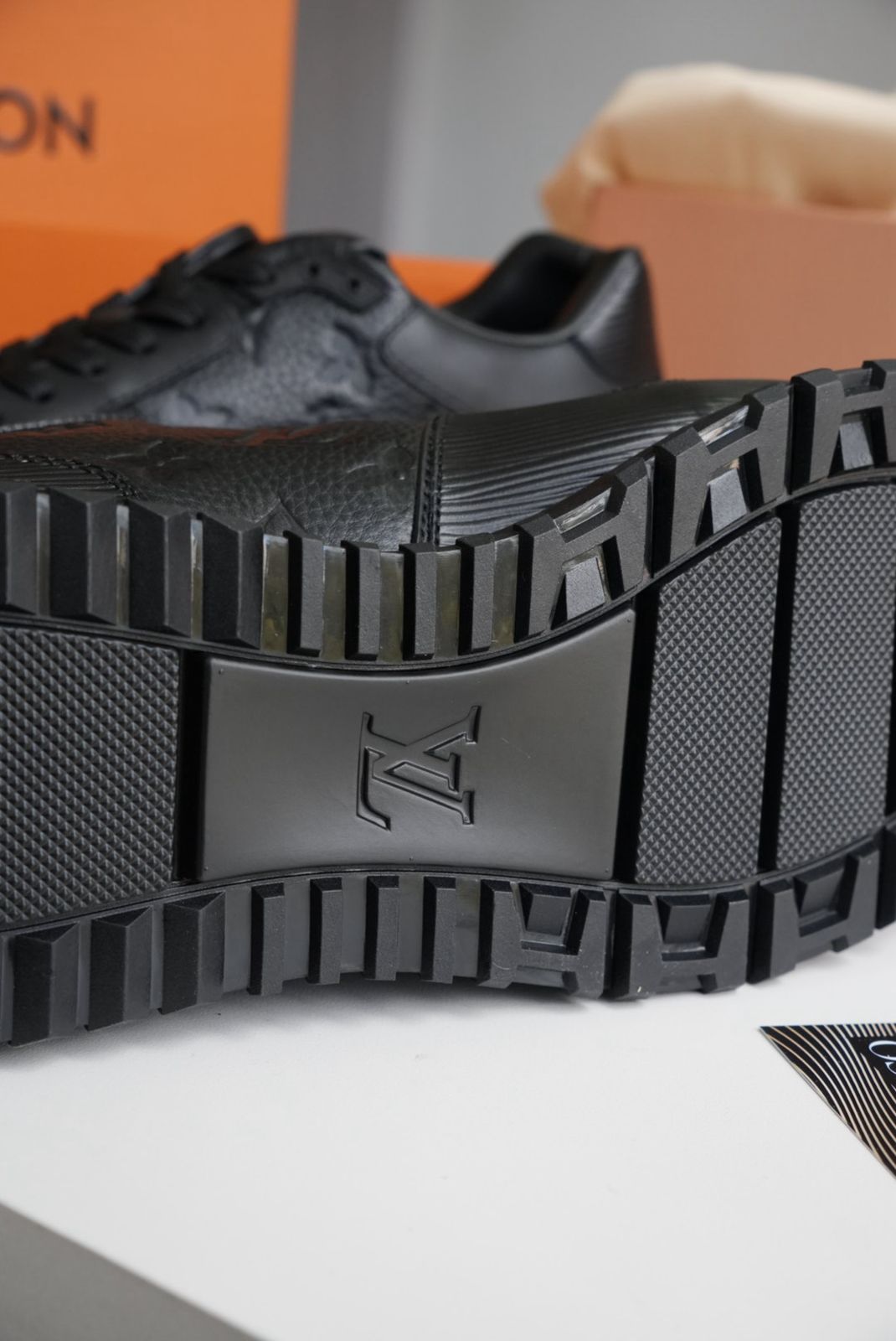 Tenis LV