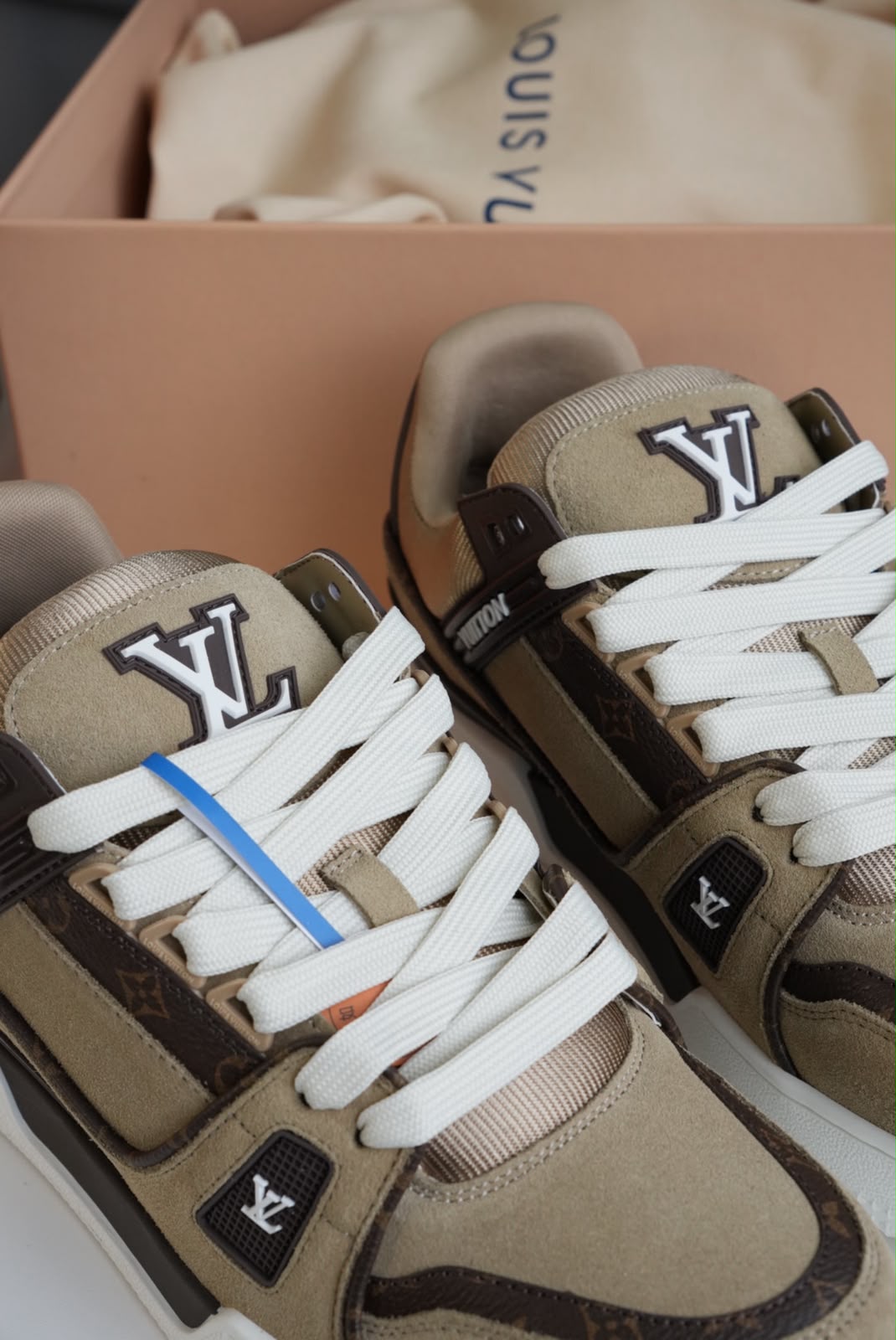 Tenis LV