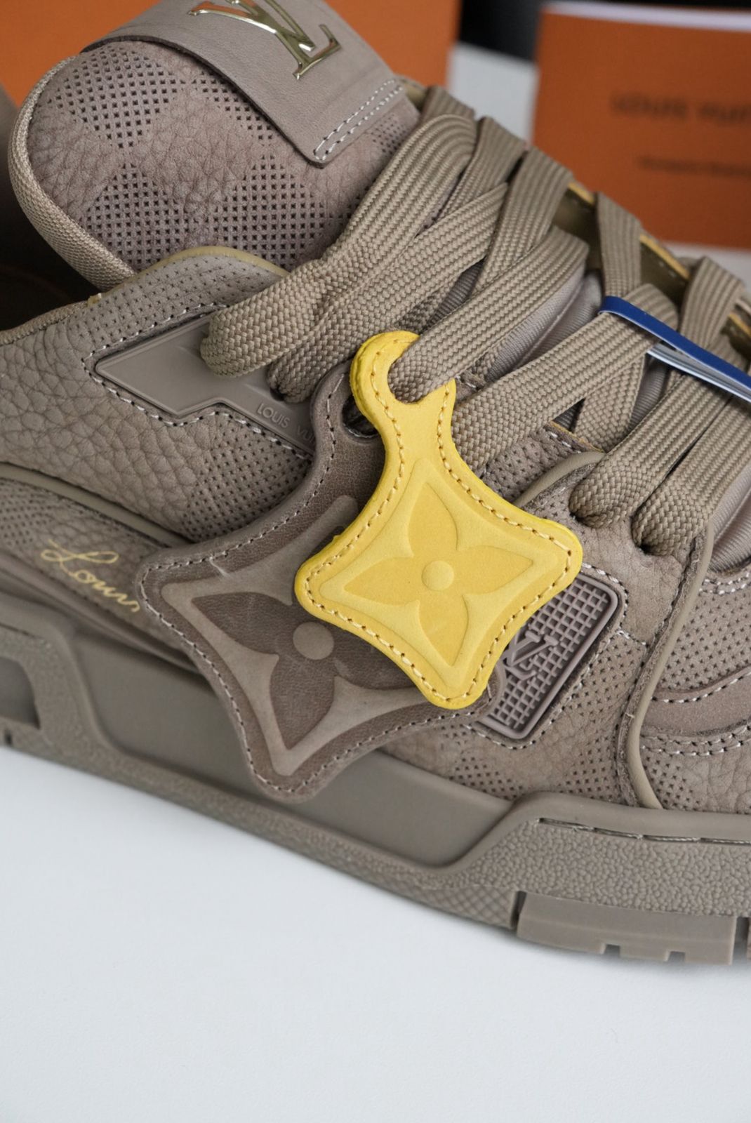 Tenis LV