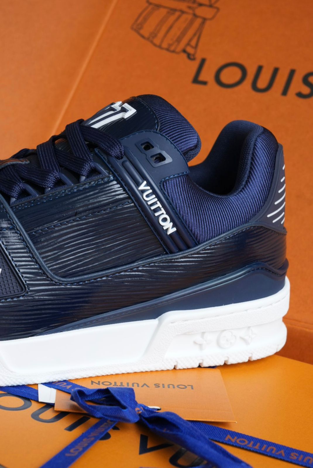 Tenis LV