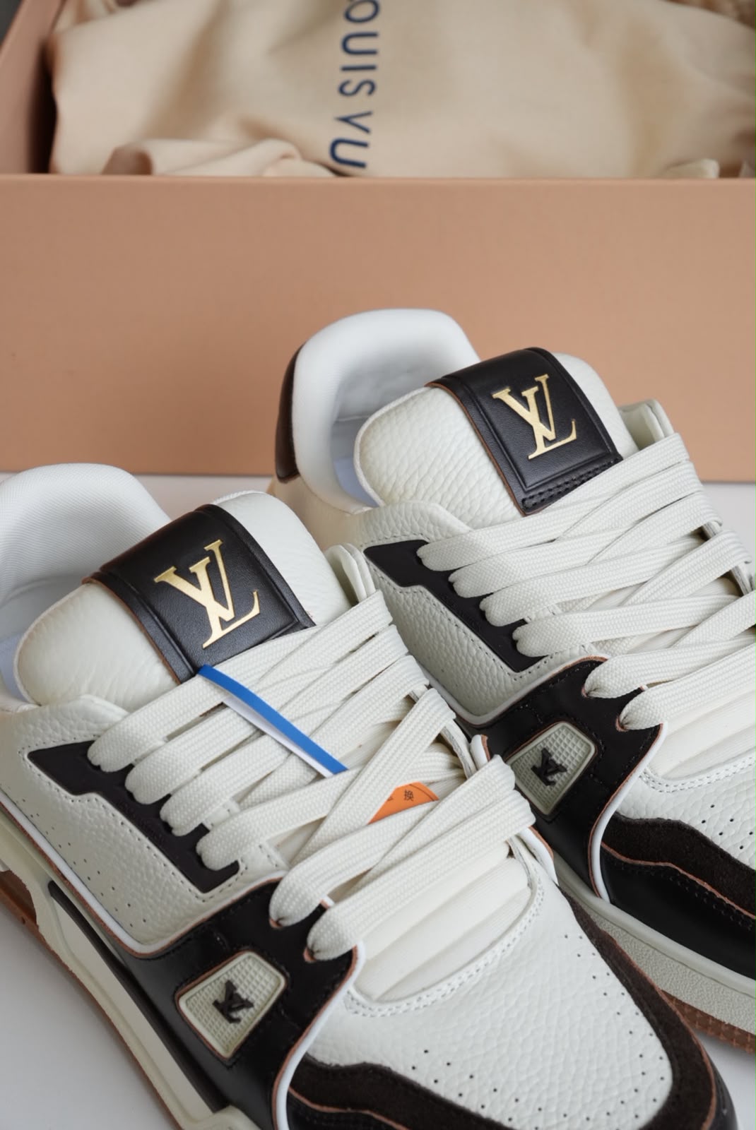 Tenis LV