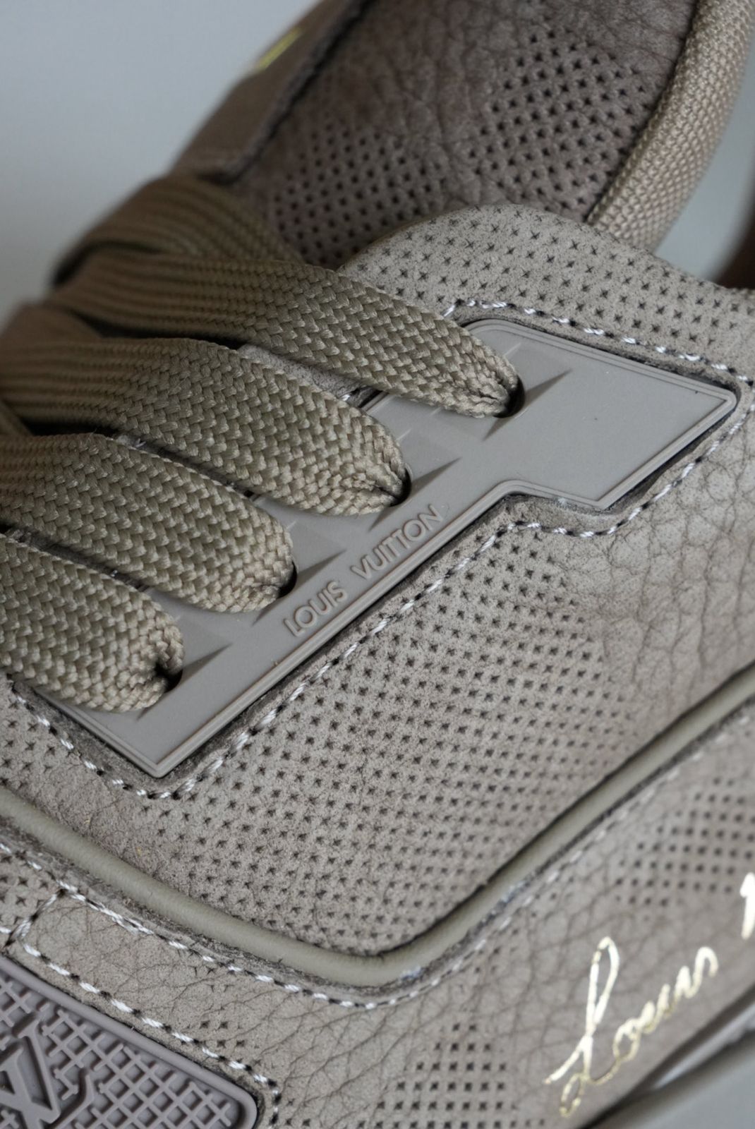Tenis LV
