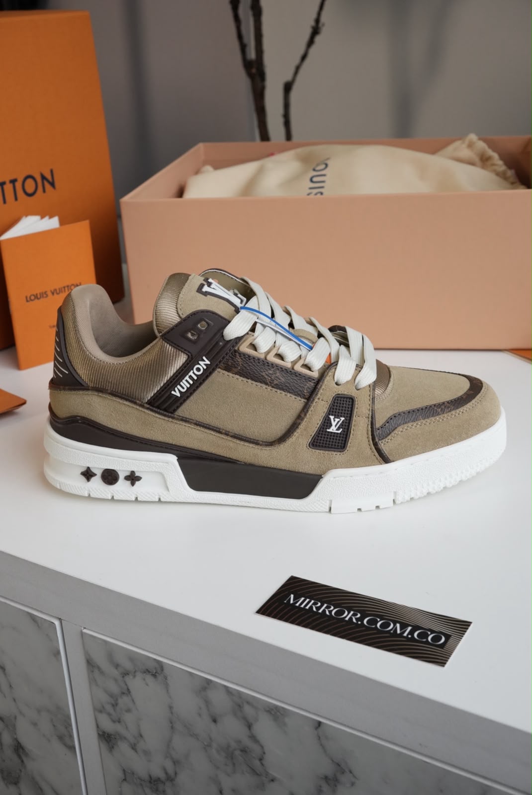 Tenis LV