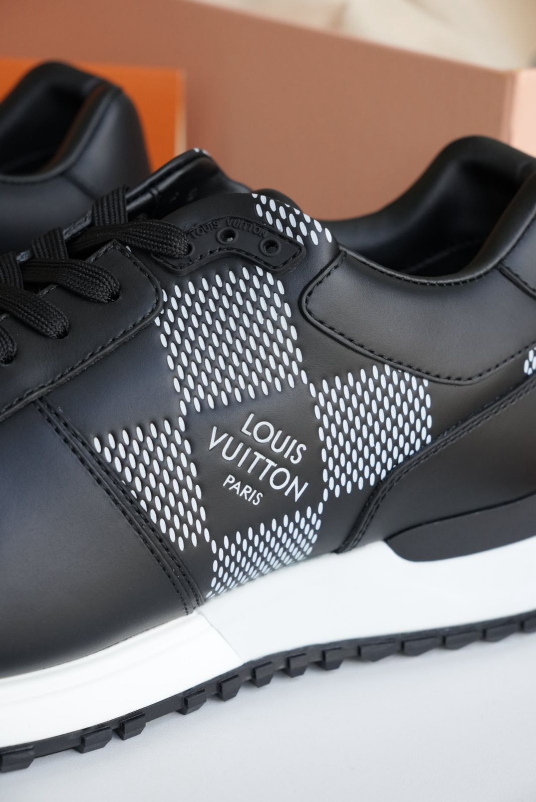 Tenis LV