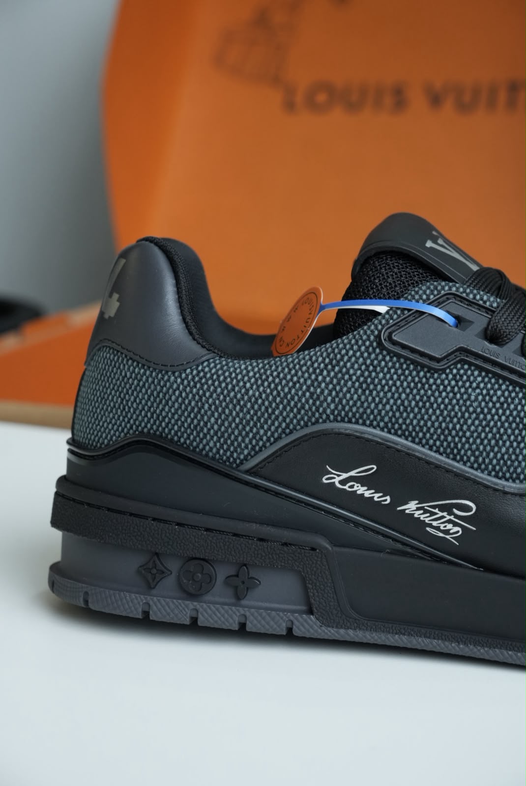 Tenis LV