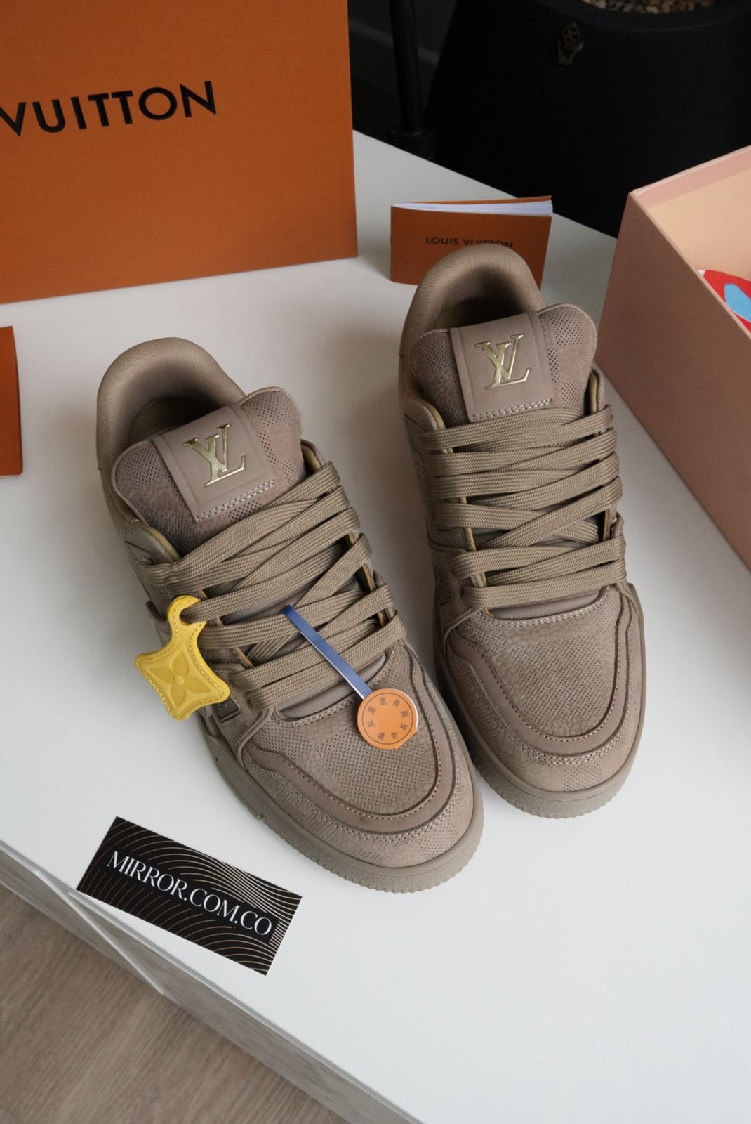 Tenis LV