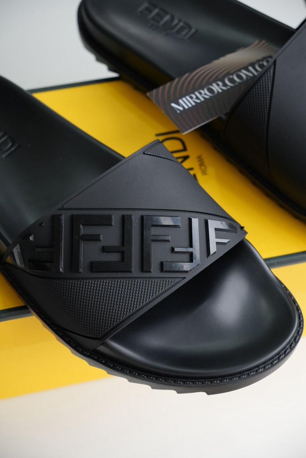 Sandalias Fendi