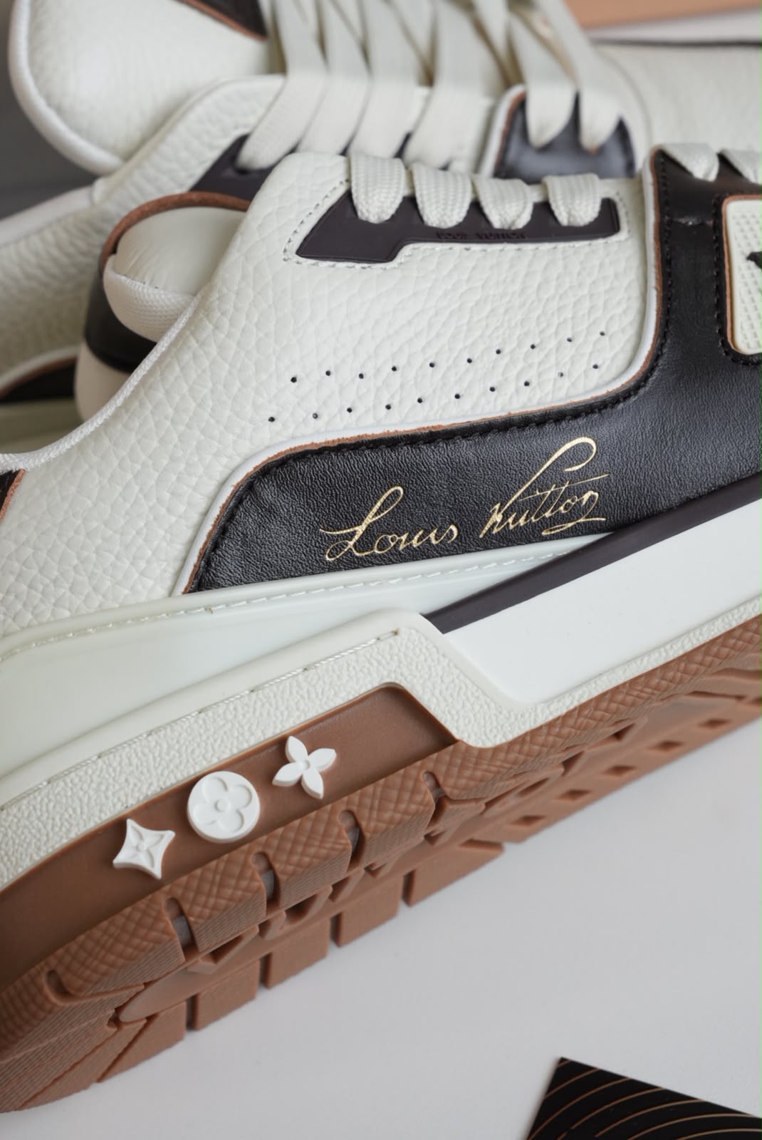 Tenis LV